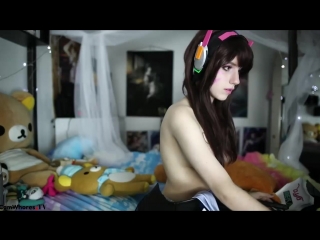 cosplayers masturbates in front of webcam